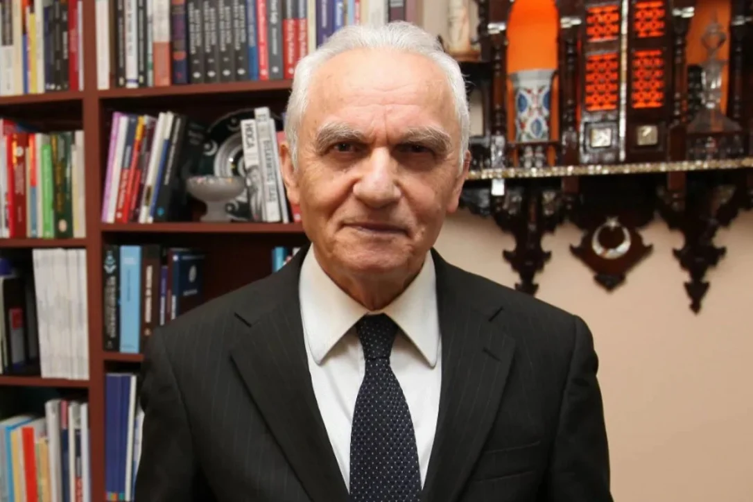 Умер экс-министр иностранных дел Турции Яшар Якыш