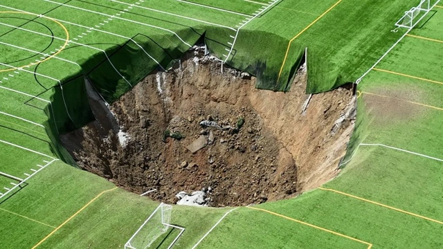 Футбольное поле в США провалилось под землю-(ВИДЕО-ФОТО)