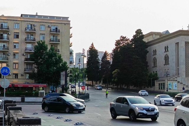 В Баку ликвидировали незаконную парковку перед известным рестораном