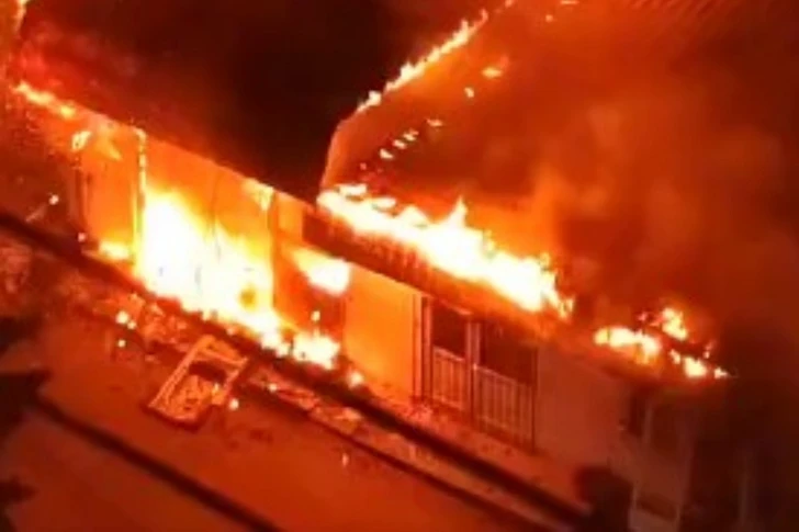 Сильный пожар в Баку: загорелись несколько объектов