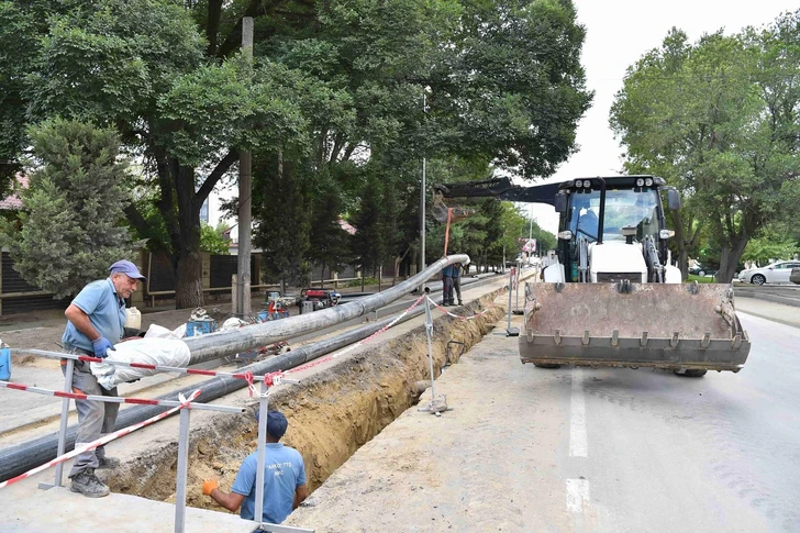 На 32 улицах и проспектах Баку обновляются устаревшие водопроводы-ФОТО