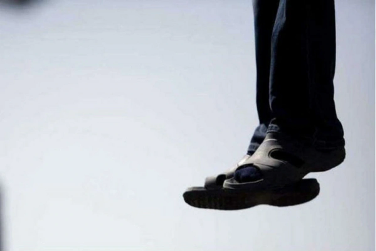 В Сумгайыте мужчина повесился на шнурке для обуви