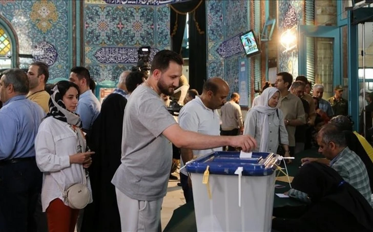 В Иране продлено время голосования во втором туре внеочередных президентских выборов