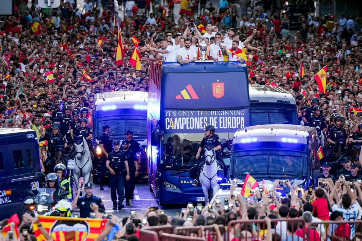 Сборная Испании провела чемпионский парад в Мадриде после победы на Евро-2024-ФОТО