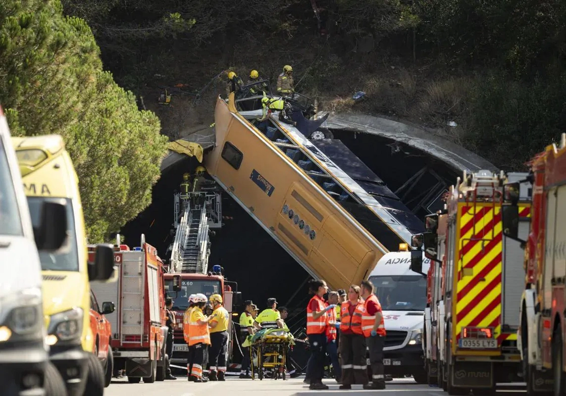 В Испании попавший в ДТП автобус перегородил въезд в тоннель: более 50 пострадавших-ВИДЕО