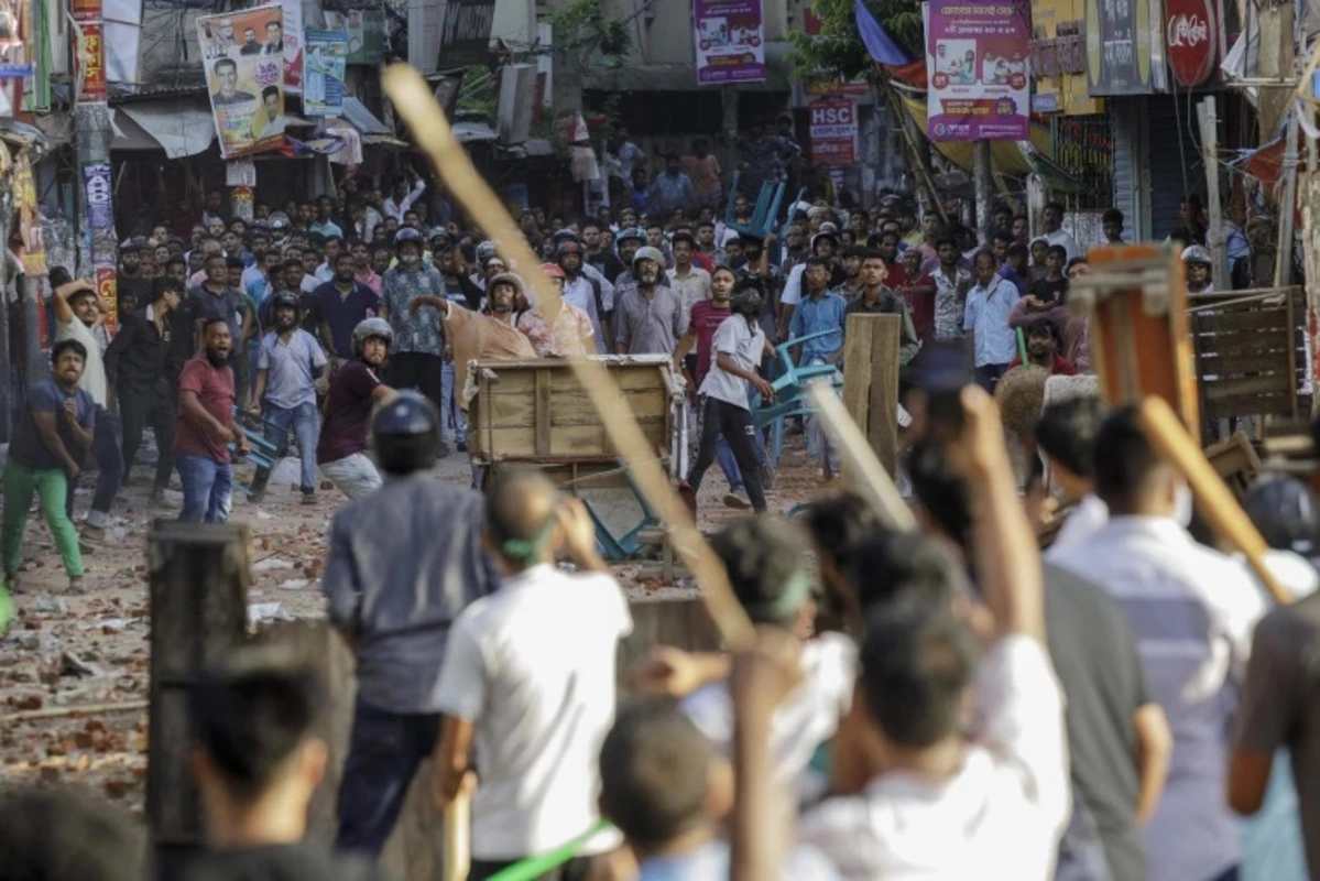 Число жертв беспорядков в Бангладеш превысило сто человек-ФОТО