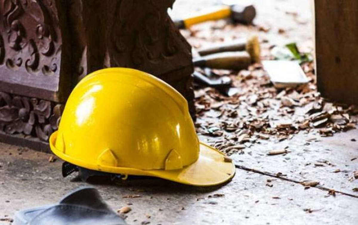 В Баку рухнул фонарный столб: пострадали двое сотрудников компании