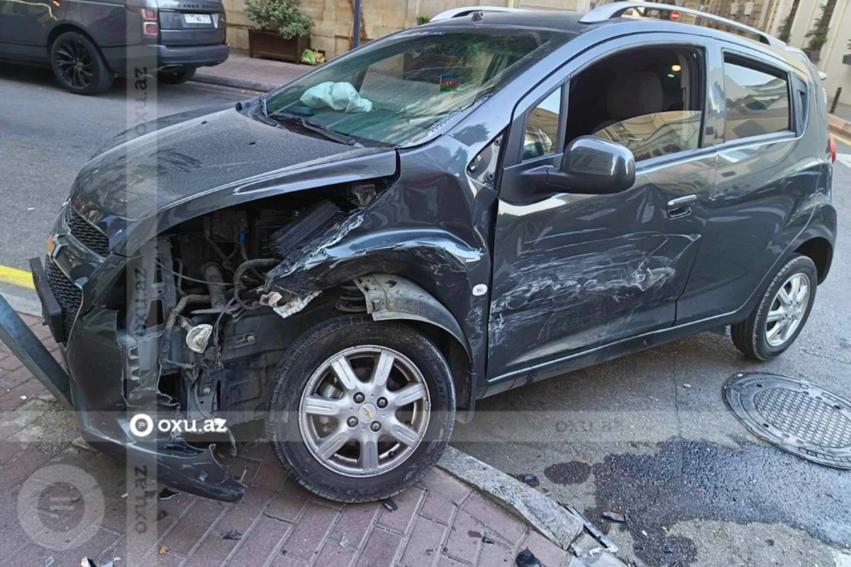 Авария в центре столицы: Chevrolet врезался в дорожный знак