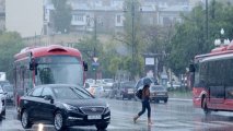 Дорожная полиция предупреждает водителей и пешеходов в связи с дождливой погодой