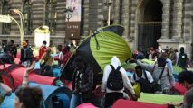 В Париже более 300 бездомных организовали протест в связи с принудительным выселением