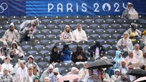 Зрители покидают церемонию открытия Олимпиады из-за дождя