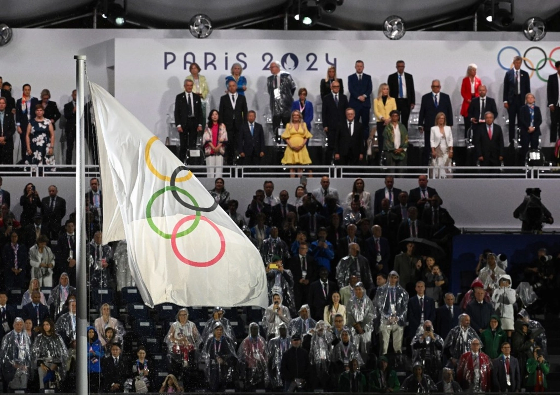 На открытии Игр-2024 в Париже олимпийский флаг повесили вверх ногами-ВИДЕО