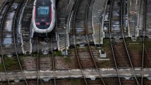 Во Франции треть высокоскоростных поездов отменены в субботу на основных линиях
