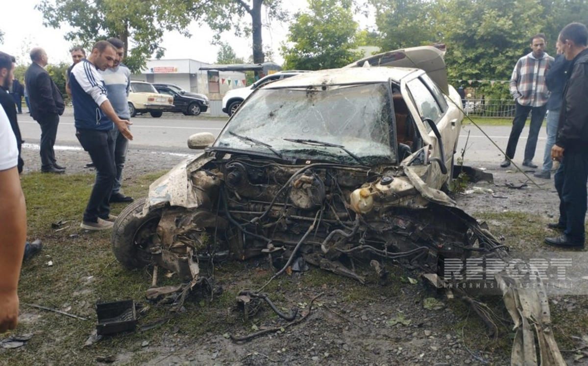 В Огузе автомобиль врезался в дерево и развалился на части-ФОТО