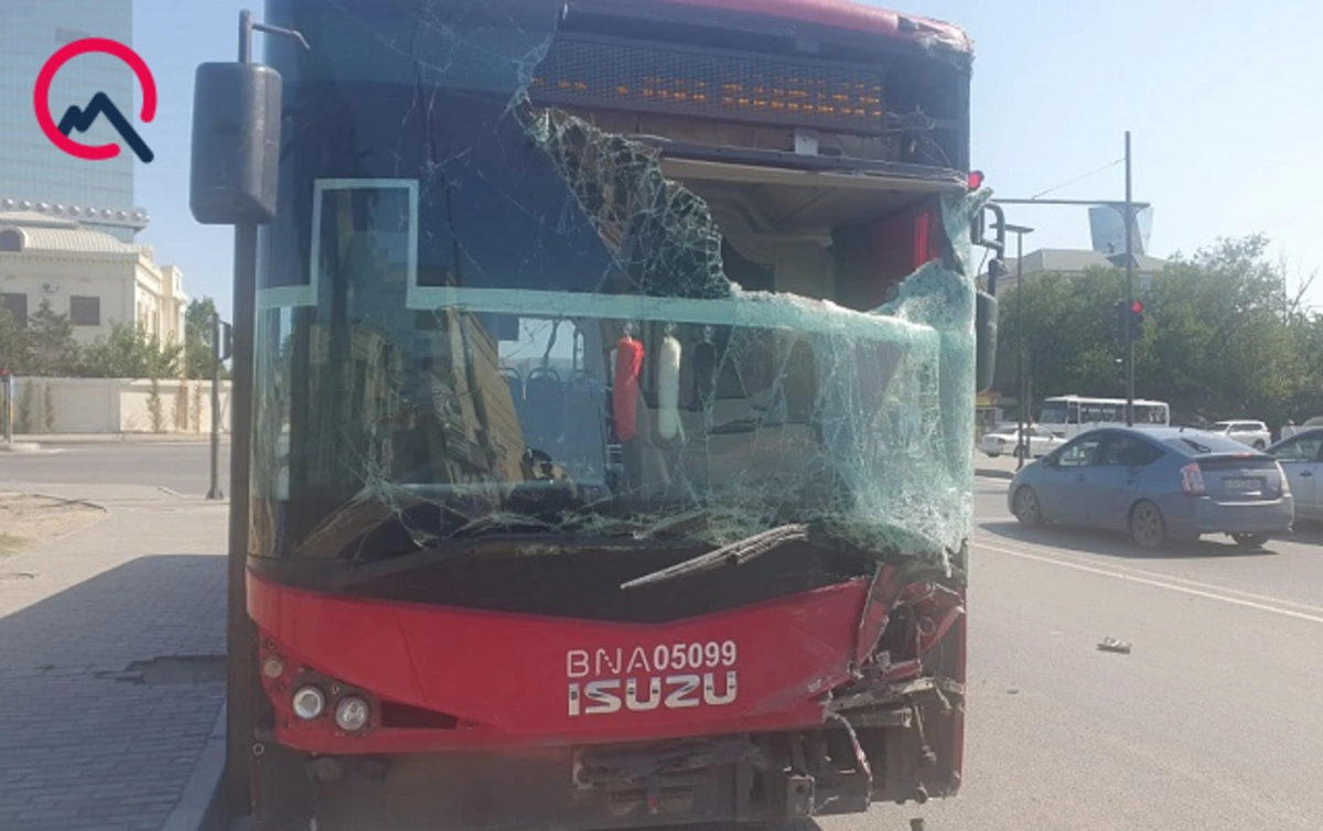 В Баку столкнулись два автобуса, пострадали женщины