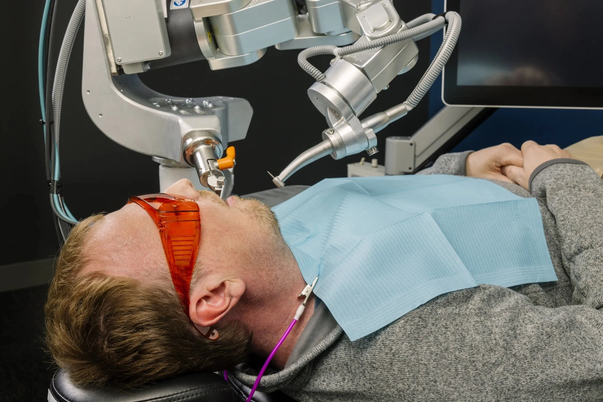 Робот-стоматолог провел первую в истории процедуру на человеке-ВИДЕО