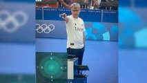 Əli cibində Olimpiadada medal qazandı, gündəm oldu - VİDEO