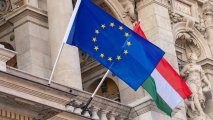 Еврокомиссия потребовала разъяснений Венгрии по визам для россиян
