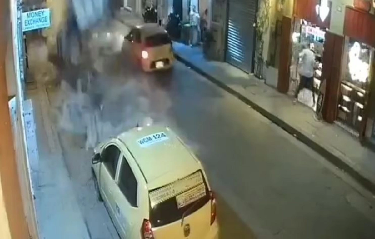 В Колумбии таксист чудом избежал смерти при обрушении балкона