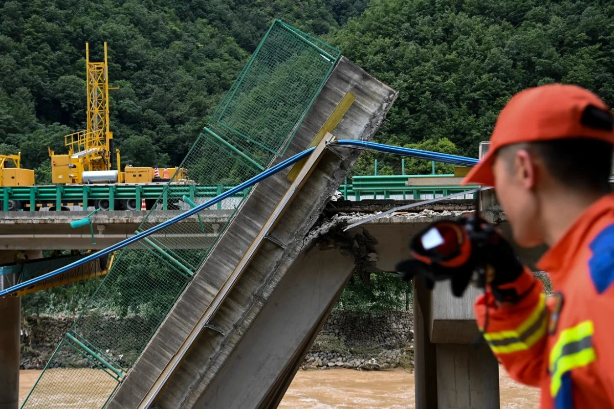 СМИ: В Китае при обрушении моста погибли около 40 человек