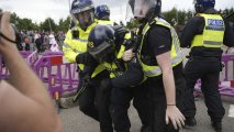 В Великобритании задержали 100 человек после столкновений с полицией