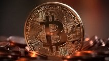 Стоимость биткойна снижалась более чем на 11%