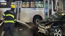Bakıda avtobus 10-dan çox maşını əzdi, biri yandı - VİDEO
