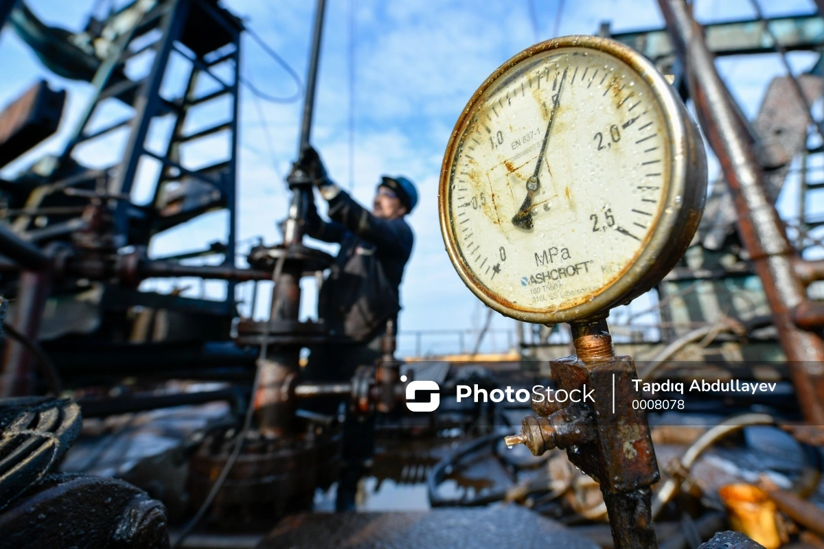 Цена нефти Brent опустилась ниже 76 долларов за баррель впервые с 9 января