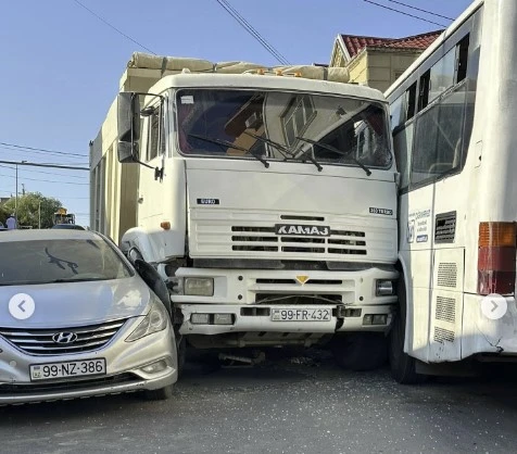 Серьезное ДТП в поселке Бадамдар: грузовик протаранил пассажирский автобус-ФОТО