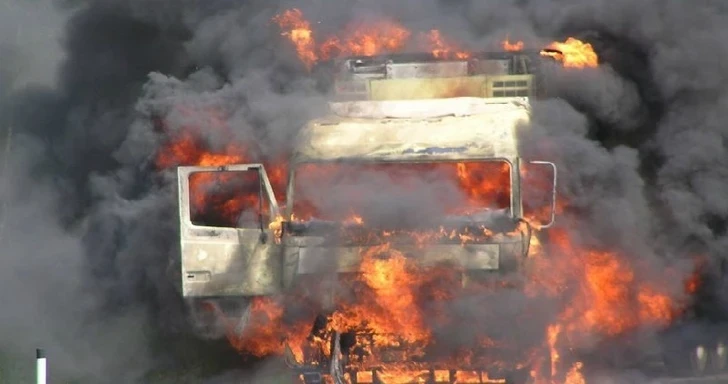 В Кюрдамирском районе загорелся грузовик