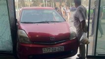 Qəza törədib qaçan “Prius” marketə girdi - FOTO