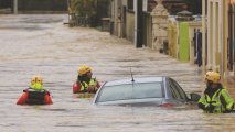 Во Франции объявили тревогу из-за наводнений и штормов-ФОТО