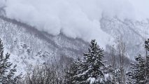 В Кыргызстане ведутся поиски шести человек, которых накрыла лавина