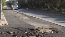 Bakıda yeni asfaltlanan yol çökdü (VİDEO)