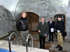 Prezident və birinci xanım Şuşadakı inzibati binada və Şirin su hamamında bərpa işləri ilə tanış olublar