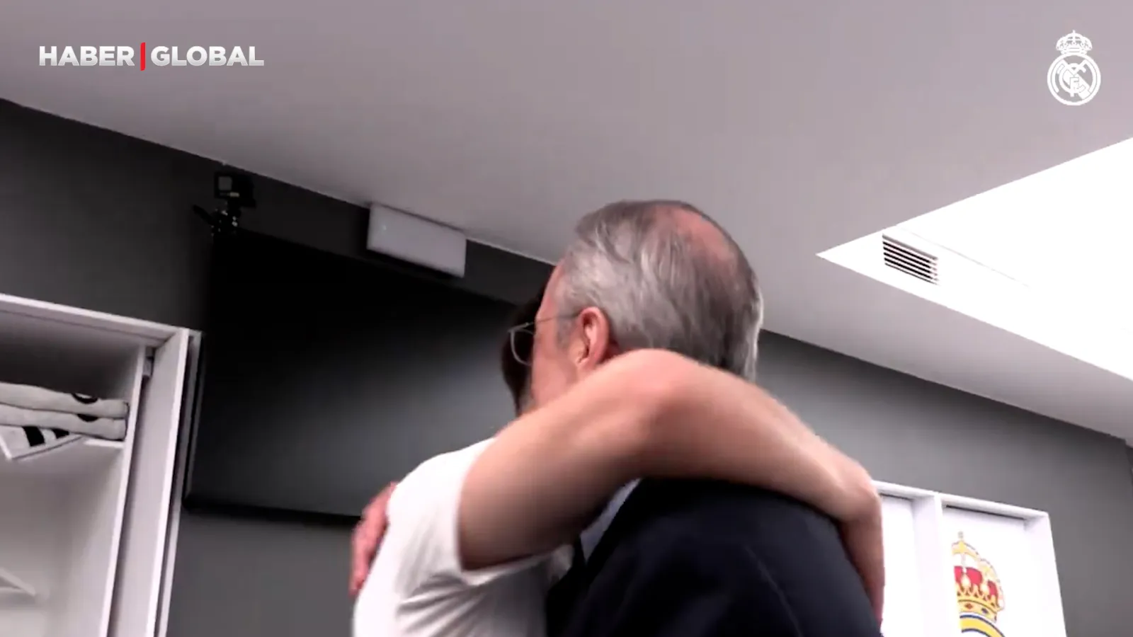 Real Madrid prezidenti Arda Güləri öpməkdən doya bilmədi - VİDEO