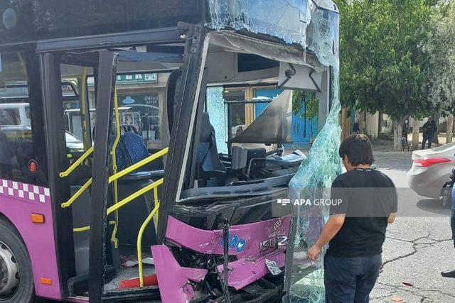Bakıda iki sərnişin avtobusu toqquşdu: 6 nəfər xəsarət aldı