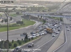 Bakıda bitum daşıyan yük maşını aşdı, yol bağlandı - FOTO