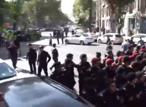 Протесты в Ереване усиливаются: Пашинян покинул здание правительства под охраной полиции - ФОТО/ВИДЕО