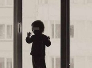 В России родители на сутки бросили трехлетнего ребенка одного в квартире