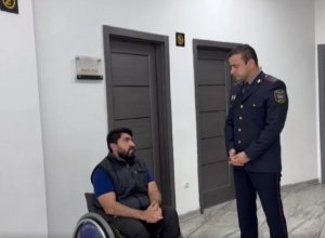 Без прав и номеров, на инвалидной коляске: необычное задержание в Баку - ВИДЕО