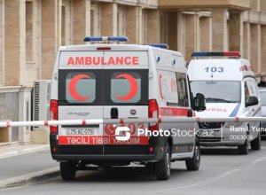 В Агсу мужчина нанес травмы сотрудникам скорой помощи