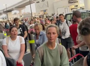 Сотни людей не могут попасть в аэропорт Дубая - ВИДЕО