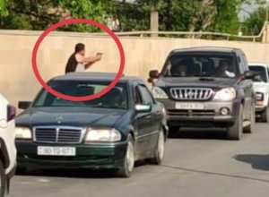 В Азербайджане мужчина целится из пистолета в проезжающие машины? - ВИДЕО