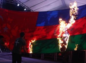 На митинге в Армении сожгли флаги Азербайджана и Турции - ВИДЕО