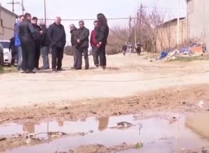 Жители массива «Деде Горгуд» жалуются на нескончаемые проблемы с дорогами и канализацией - ВИДЕО