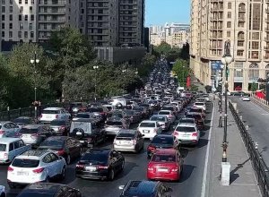 В Баку на ряде улиц и проспектов затруднено движение транспорта