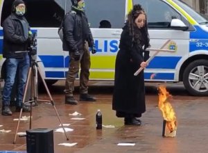 В Швеции женщина сожгла Коран-(видео)
