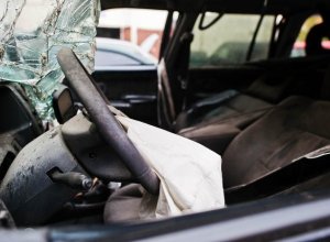 В Шамкирском районе автомобиль врезался в ограждение: есть погибший