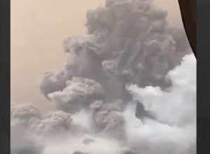 В Индонезии вновь «проснулся» вулкан Руанг-(видео)
